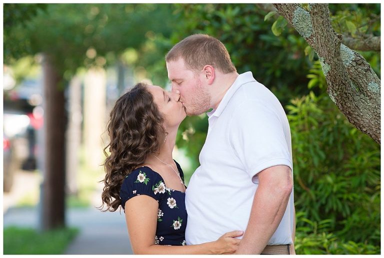 couple kissing